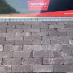 Showroomstaal Tambour Mangaan dikformaat onder Tuinvisie bord met website