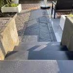 Visgraatpad Romano Punto langs trap naar terras met loungestoelen aan het water