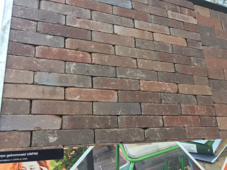 Showroomstaal Carpo getrommeld UWF60 met productlabel en folder onderaan