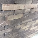 Close-up showroomwand met Nostalgie wasserstrich getrommelde klinkers in grijs, bruin en zandkleuren