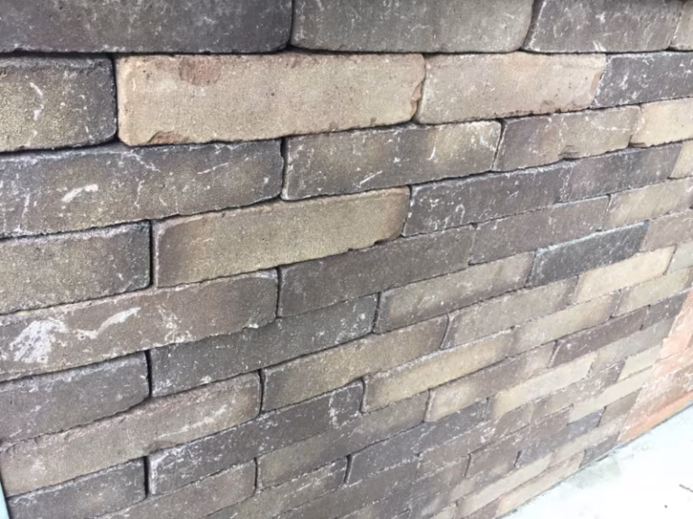 Close-up showroomwand met Nostalgie wasserstrich getrommelde klinkers in grijs, bruin en zandkleuren