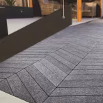 Visgraat Romano Punto Nero langs zwarte plantenbak onder overkapping met loungestoelen