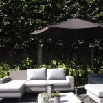 Loungeset met parasol op Kera Full Body Leuven tegels voor hoge haag