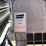 Tambour Smook steen met Tuinvisie artikellabel op showroomstaal, close-up