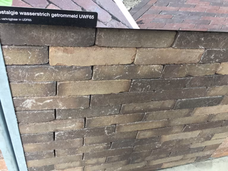 Showroomwand Nostalgie wasserstrich getrommeld UWF60 met zwart label, bruine en antraciet klinkers