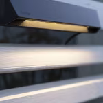 Close-up Wedge Slim wandlamp die schuttingplanken verlicht