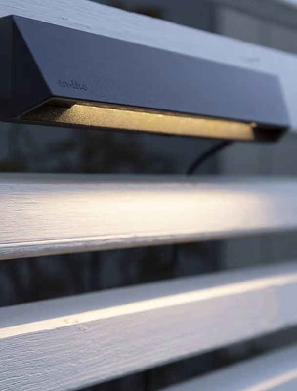 Close-up Wedge Slim wandlamp die schuttingplanken verlicht