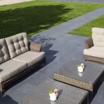 Terras met GeoCeramica 60x60 Lava Slate tegels, rotan loungeset en gazon met grasmaaier