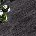 Tambour Antraciet dikformaat in schuin verband met bloempotten met witte bloemen