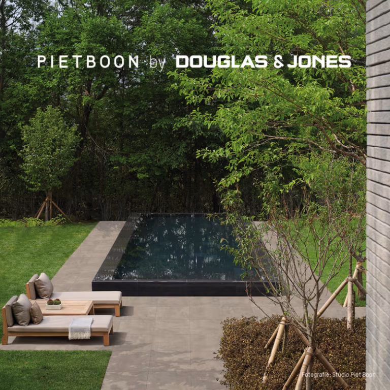 Zwarte vijver met ligbedden en bomen, met opdruk Piet Boon by Douglas & Jones