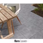 Grijze Kera Leuven tegels naast houten picknicktafel, productbeeld met tekst Kera Leuven