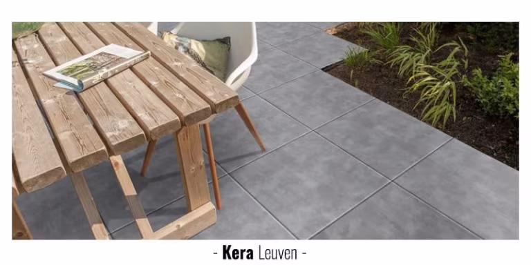 Grijze Kera Leuven tegels naast houten picknicktafel, productbeeld met tekst Kera Leuven