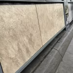 Showroomstaal Ceramaxx Andes Gold schuin in stalen rek boven donkere opsluitband
