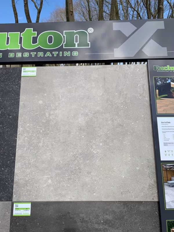 Excluton showroombord met Kera Full Body Nice tegel in grijsbeige tint