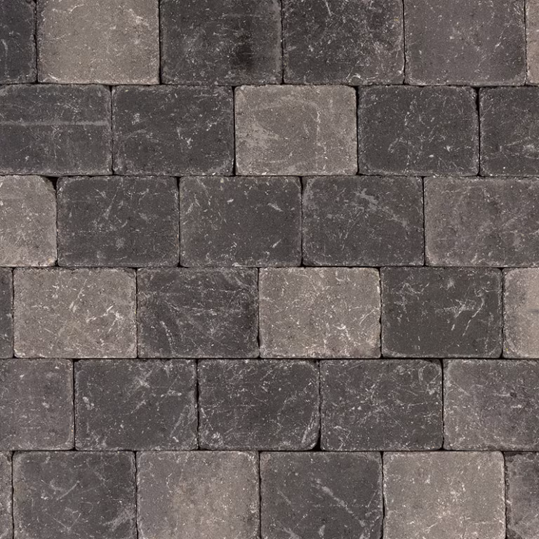 Close-up van donkergrijze getrommelde Tambour Smook stenen in halfsteens verband
