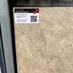 Showroomstaal Ceramaxx Andes Gold met label van Michel Oprey en QR-code