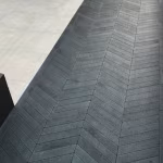 Zwart visgraatpad Romano Punto Nero langs lichte tegels, schuin close-up