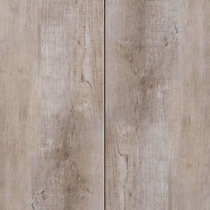 GeoCeramica Timber Tortera keramische tegel met houtlook in een tuinsetting.