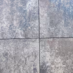 Close-up van vier GeoCorso 60x60x4 Ancona tegels met zwarte voegen en blauwe accenten