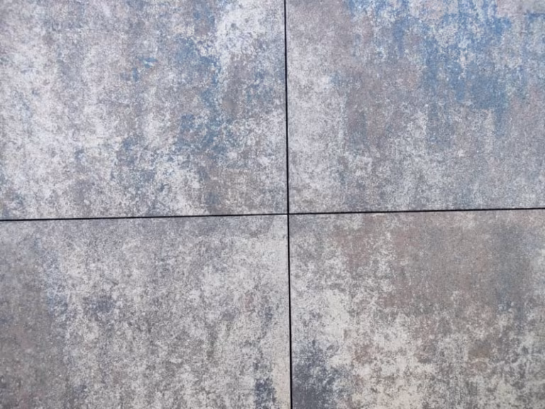 Close-up van vier GeoCorso 60x60x4 Ancona tegels met zwarte voegen en blauwe accenten