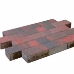 Pakket rood-zwarte Tremico BKK betonklinkers 7 cm op witte achtergrond