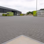 Groot verhard terrein met BSS betonklinkers 8 cm en randafwerking van beton