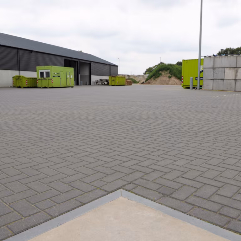 Groot verhard terrein met BSS betonklinkers 8 cm en randafwerking van beton