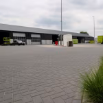 Bedrijfsterrein met BSS betonklinkers 8 cm voor loods met rolpoorten