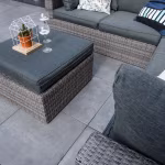 Rieten loungeset met antracieten kussens op GeoCeramica Fumato Mezzo tegels, close-up