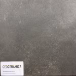 Close-up GeoCeramica Uros Plus Tar tegel met wit artikellabel linksonder