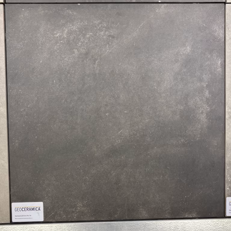 Hele GeoCeramica Uros Plus Tar 60x60 showroomstaal met label linksonder