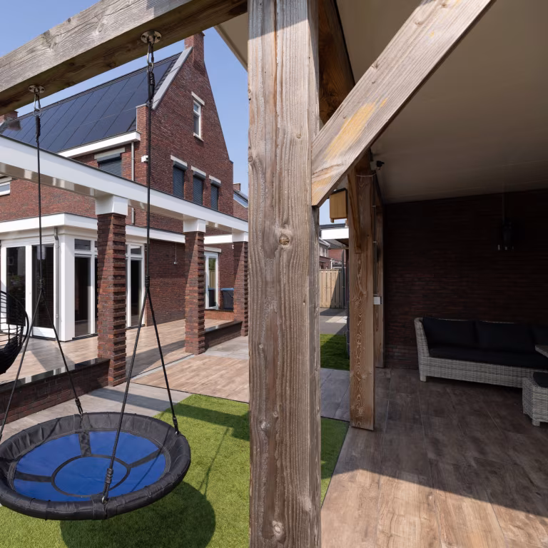 Houten paal met nestschommel en loungebank bij Timber Noce vloer in overdekt gedeelte