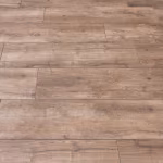 Close-up van Timber Noce houtlooktegels in verband met warme eikenlook en nerf