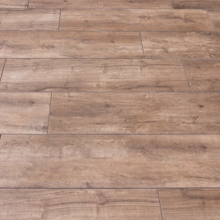 Close-up van Timber Noce houtlooktegels in verband met warme eikenlook en nerf