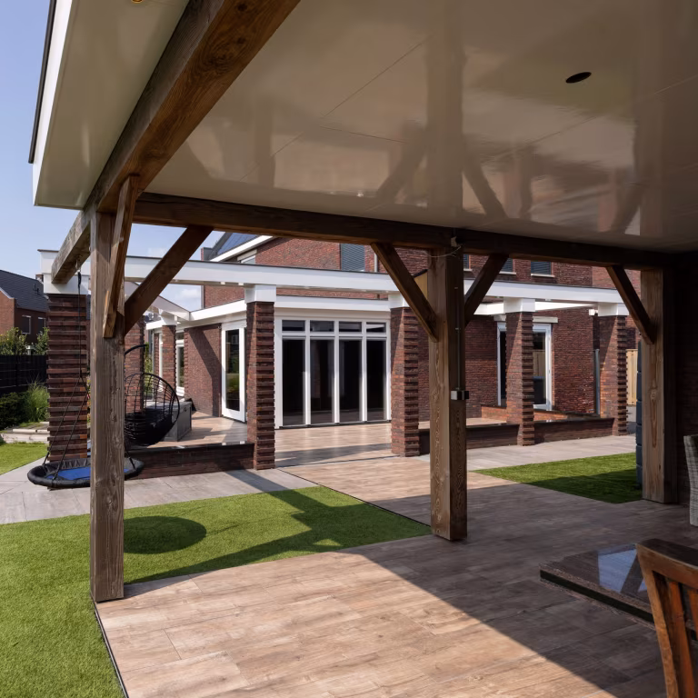 Onderkant van overkapping met houten balken, Timber Noce vloer en uitzicht op pui
