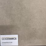 Showroomstaal GeoCeramica Patch-Plus Beige met artikellabel, grijsbeige tegel