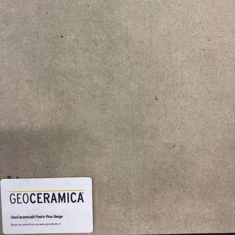 Showroomstaal GeoCeramica Patch-Plus Beige met artikellabel, grijsbeige tegel