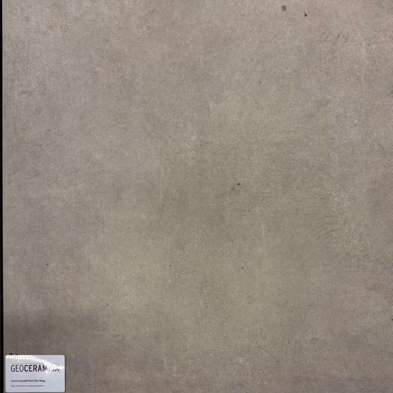 Showroomstaal GeoCeramica 60x60 Patch-Plus Beige frontaal met klein label linksonder