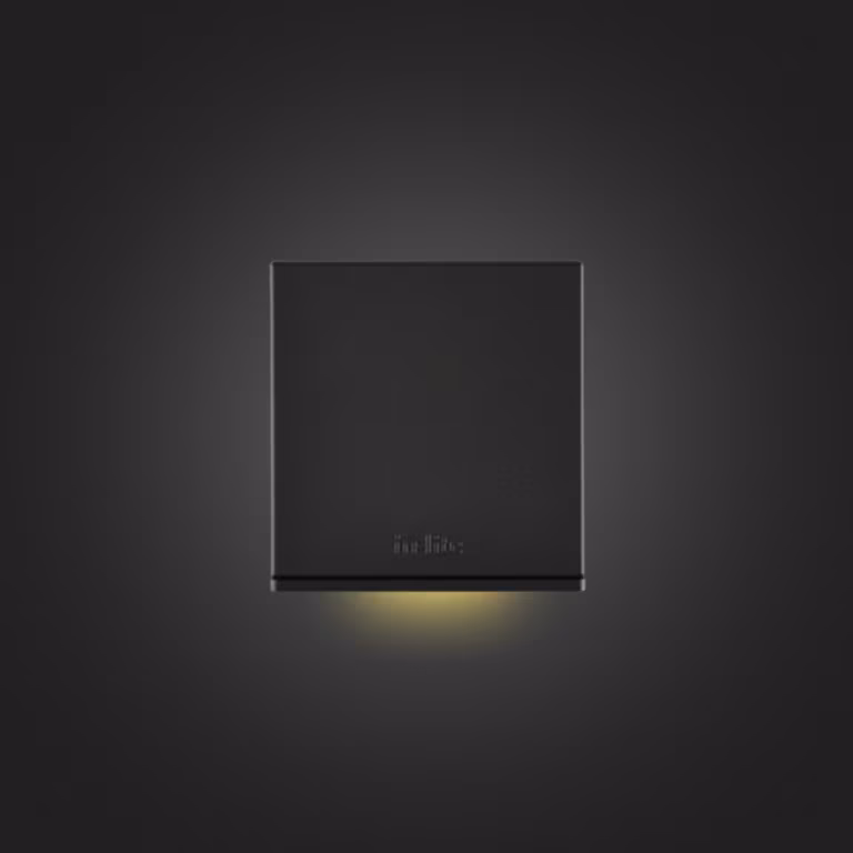 In Lite Big Cubid wandlamp met zacht licht onderaan op donkere achtergrond