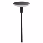 Zwarte tuinlamp met platte ronde kop op dunne steel, vrijgesteld op witte achtergrond