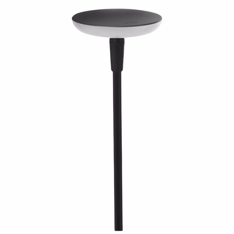 Zwarte tuinlamp met platte ronde kop op dunne steel, vrijgesteld op witte achtergrond