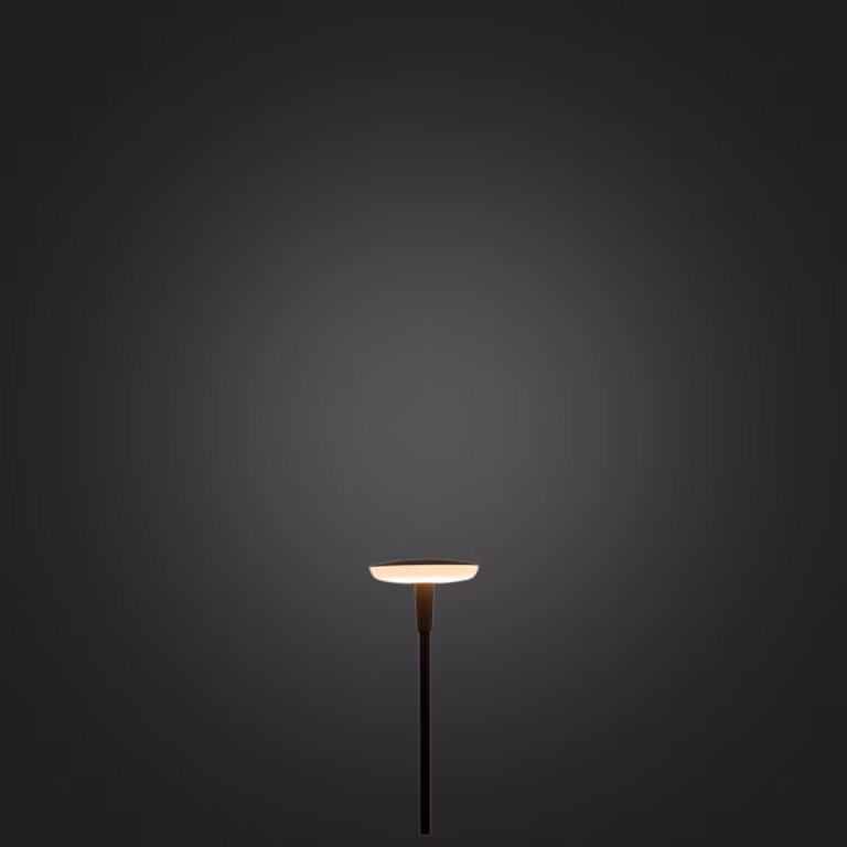 In Lite Sway Tube Extra Low lamp brandt met warm licht op donkere achtergrond