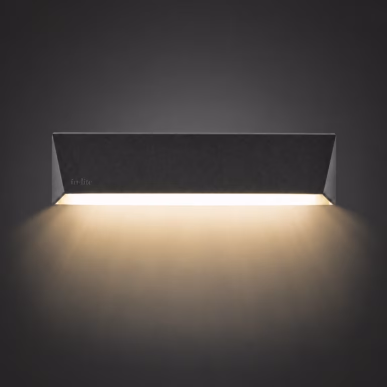 Brandende In-lite Wedge Slim wandlamp met warm licht naar beneden op donkere achtergrond