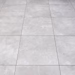 Lichtgrijze GeoCeramica tegels 60x60 met smalle voegen, schuin gezien in close-up