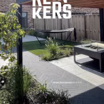 Folderpagina Klinkers met Romano Punto visgraatpad in tuin met hangmat en vuurtafel