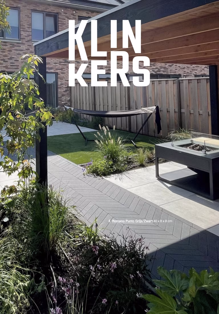 Folderpagina Klinkers met Romano Punto visgraatpad in tuin met hangmat en vuurtafel