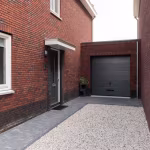 Woning met baksteengevel en garage, grindinrit met Tambour Antraciet waalformaat langs de gevel