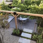Tuin met Tambour Mangaan terras, houten pergola, stapplaten en grindpad, bovenaanzicht