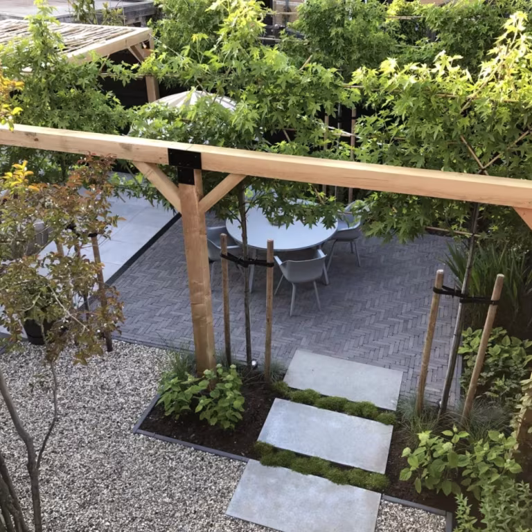 Tuin met Tambour Mangaan terras, houten pergola, stapplaten en grindpad, bovenaanzicht
