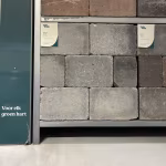 Showroomstaal Tambour Smook 20x30x6 stenen met Tuinvisie artikellabels naast groene paal